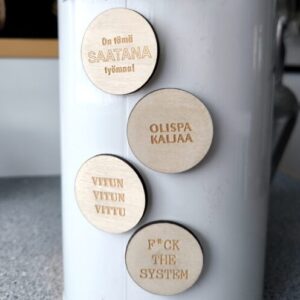 Puinen magneetti tekstillä